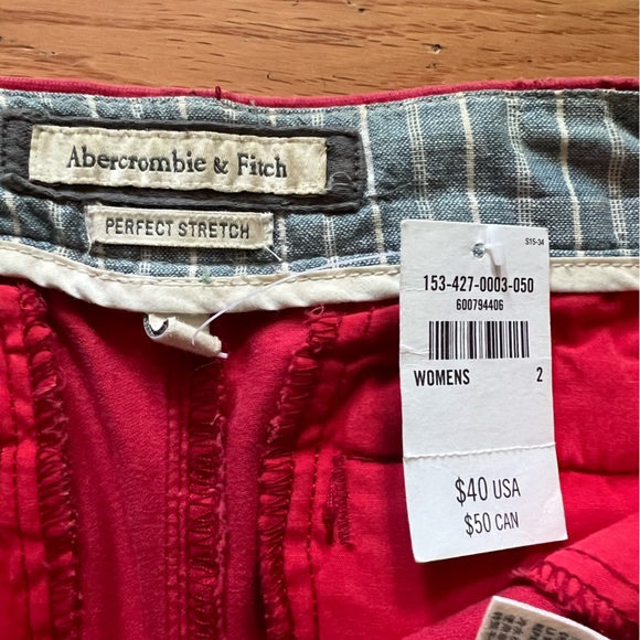 Abercrombie & Fitch red slightly distressed preppy short - Picture 5 of 7